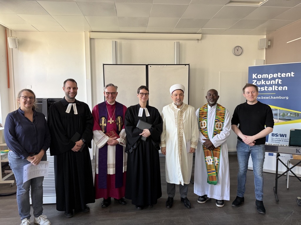 Zu sehen sind alle Mitwirkenden der interreligösen Andacht .