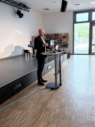 Rede am Pult