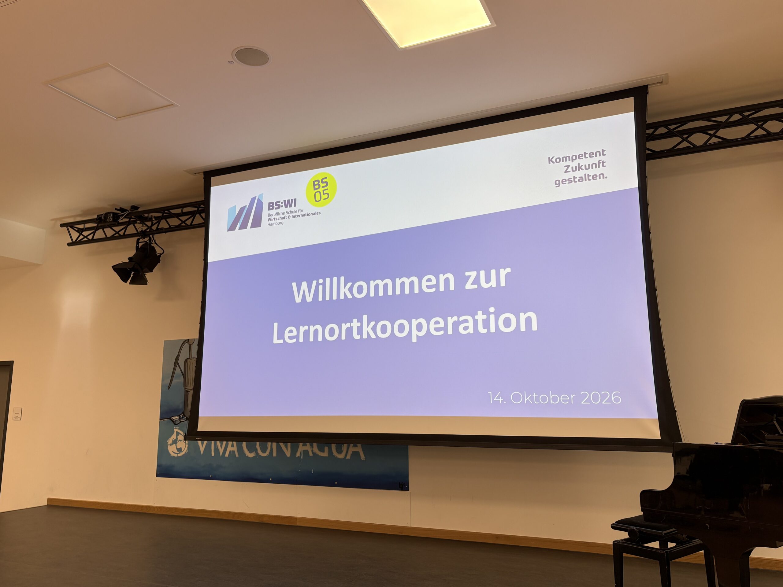 Zu sehen ist die Begrüßungsfolie der LOK 2026. Auf der Folie steht "Willkommen zur Lernortkooperation"